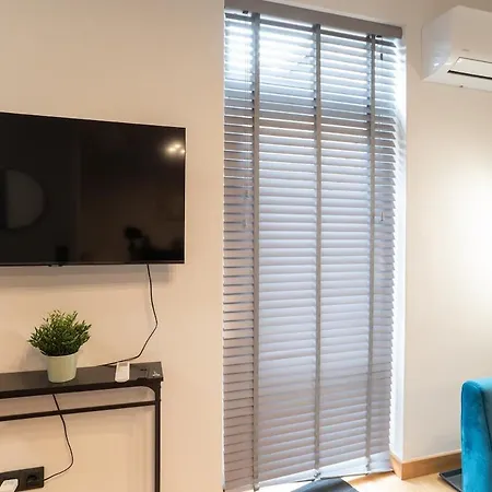 Apartament Cozy Terrace & Free Parking In The Heart Of