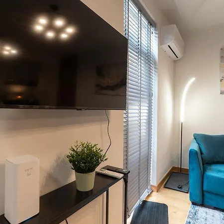 Cozy Terrace & Free Parking In The Heart Of