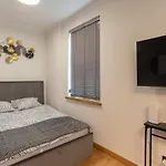 Cozy Terrace & Free Parking In The Heart Of 公寓