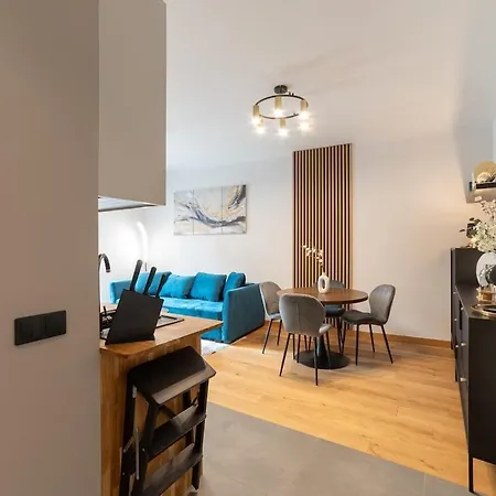 Cozy Terrace & Free Parking In The Heart Of Apartment *