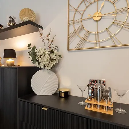 Апартаменты Cozy Terrace & Free Parking In The Heart Of *
