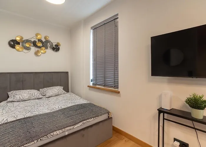 Cozy Terrace & Free Parking In The Heart Of Lägenhet