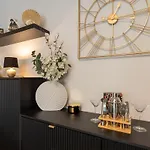 דירה Cozy Terrace & Free Parking In The Heart Of *