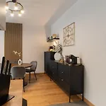 Cozy Terrace & Free Parking In The Heart Of Dzīvoklis Riga