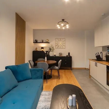 Daire Cozy Terrace & Free Parking In The Heart Of *